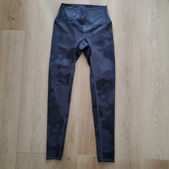 ALO Yoga Black Camouflage Leggings - Picture 5 of 6